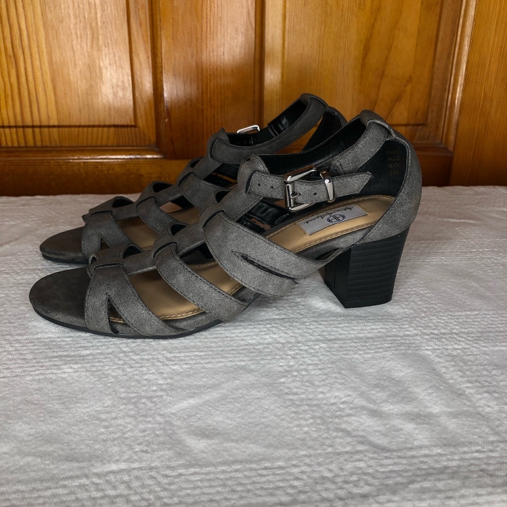 gray strappy open toe block heel Hot in Hollywood size 5.5